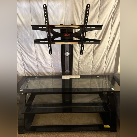 Selling because I have a new born baby on the way need space in room - Picture 1 of 4